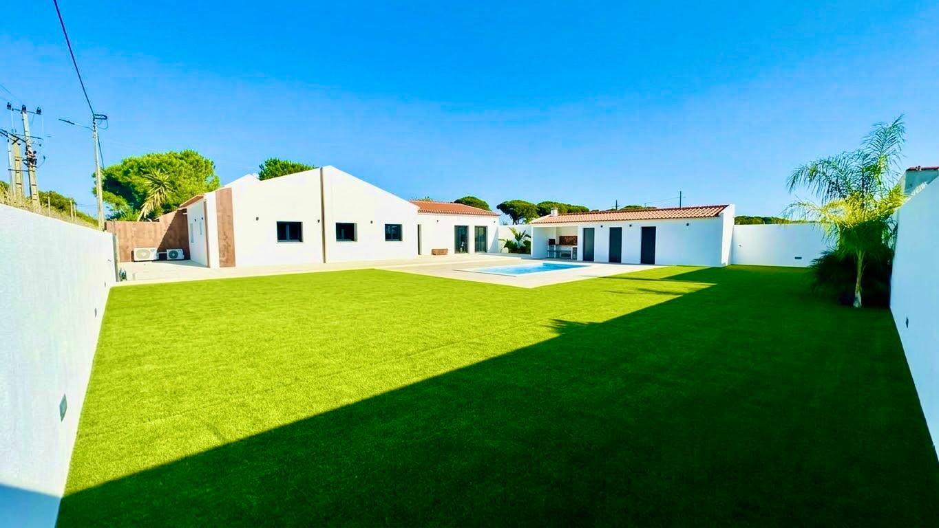 Relvado e piscina vistos a partir do jardim