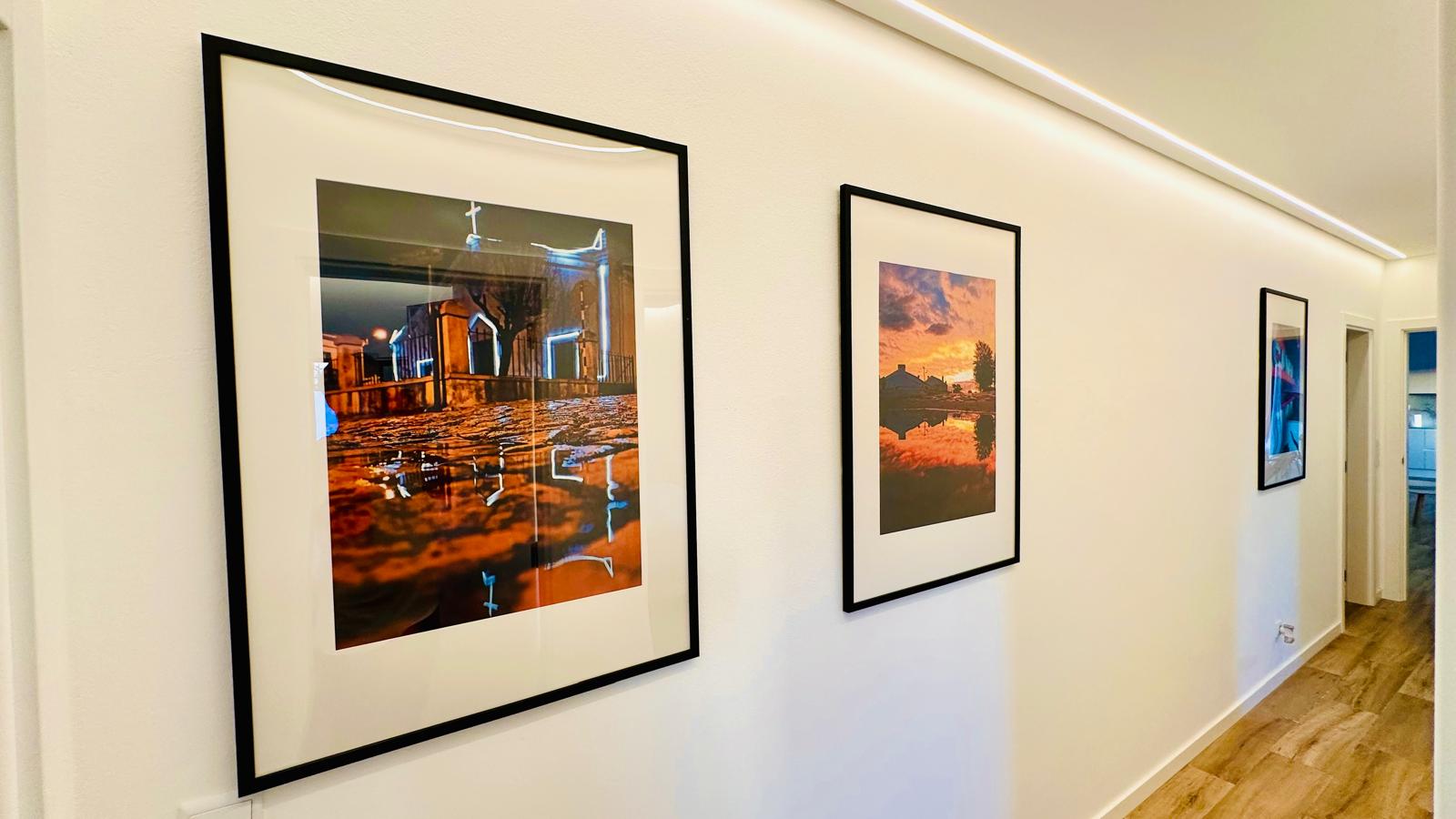 Corredor com parede de fotografias emolduradas