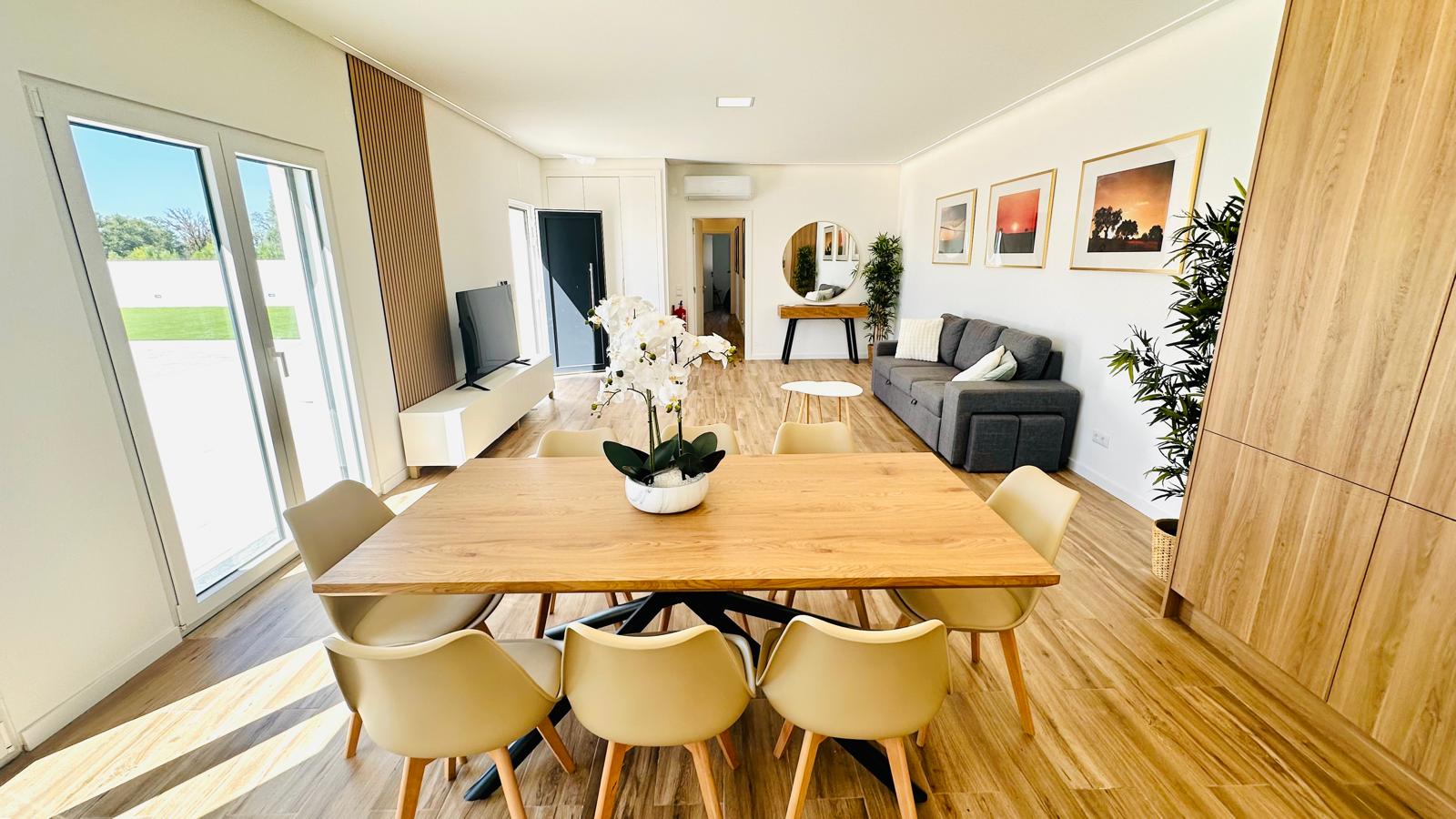Mesa de refeições com vista para a sala de estar