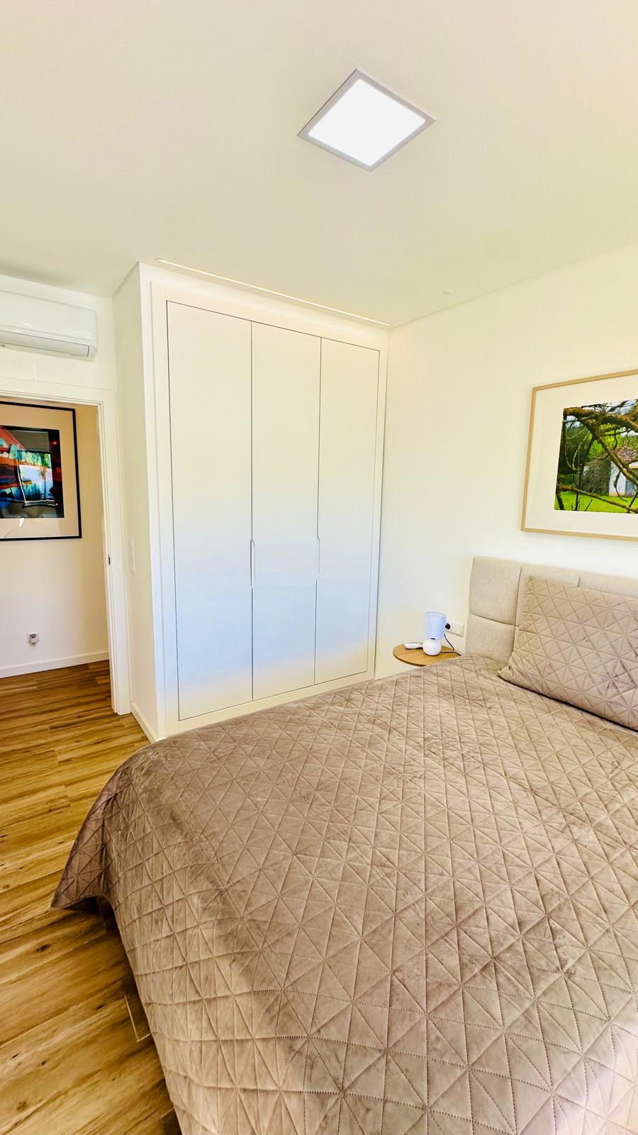 Quarto com roupeiro embutido e cama de casal
