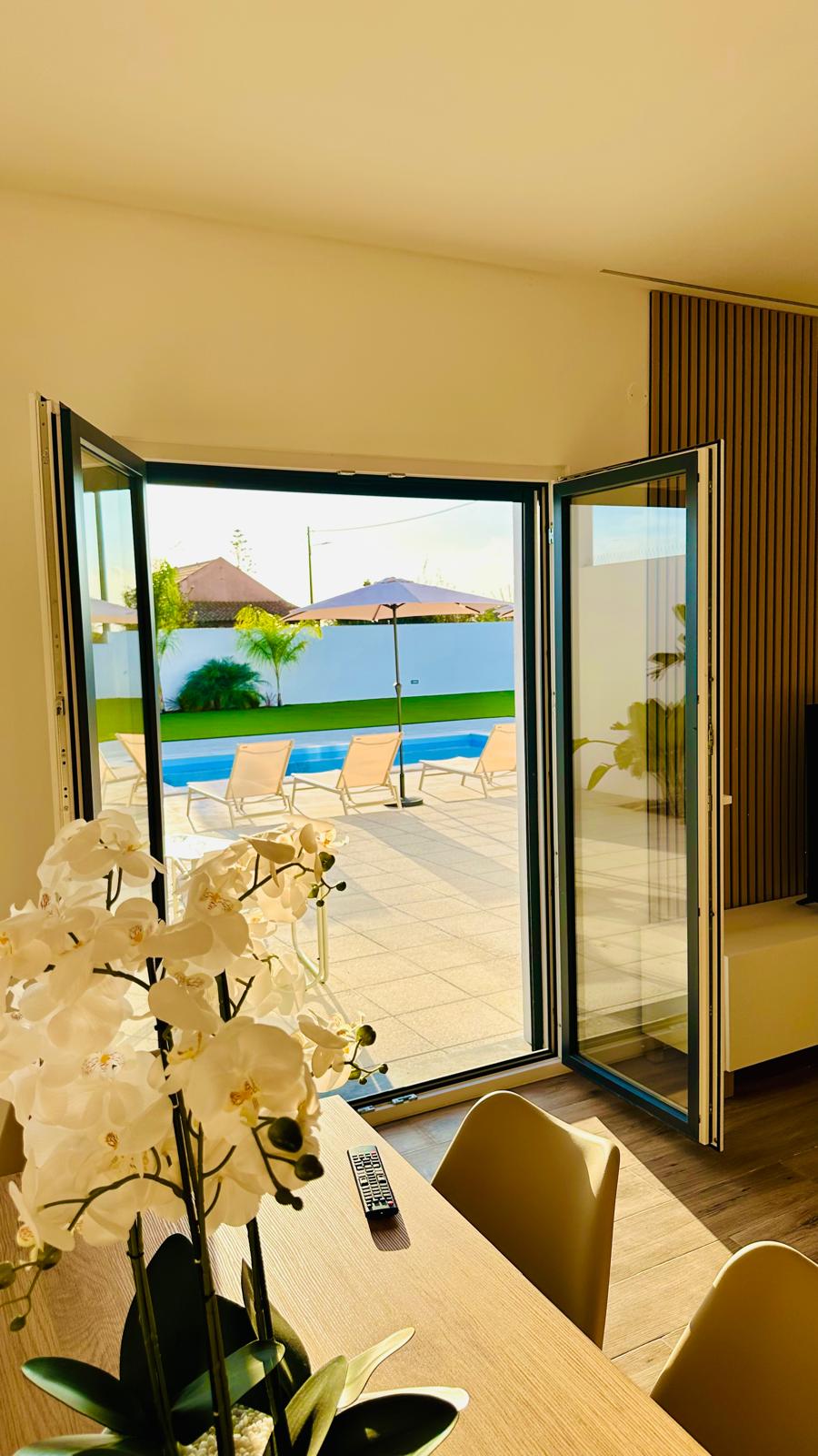 Piscina vista através das portas da sala