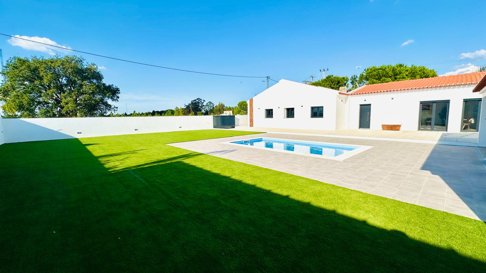 Jardim amplo com piscina e moradia